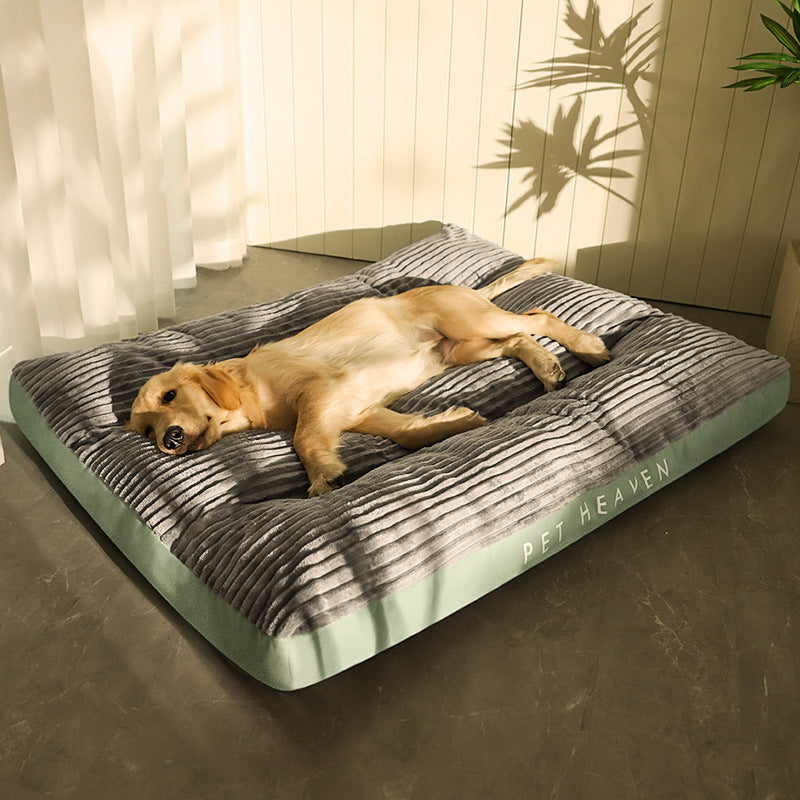 Cut-velvet pet bed in green
